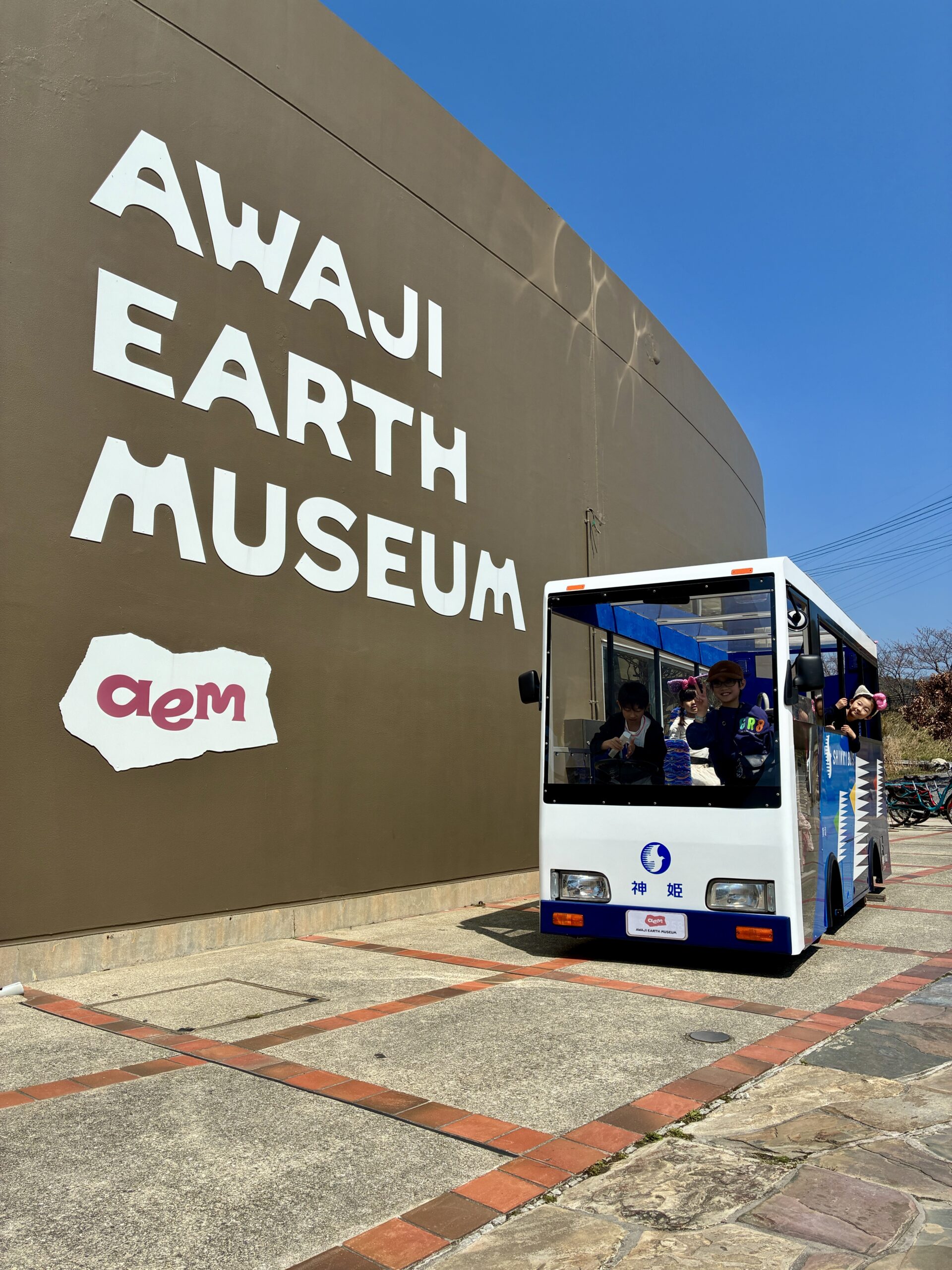 aemにミニ観光バスが納車されました。