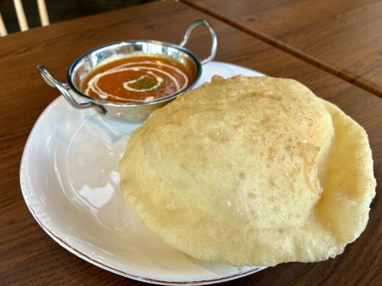 週替わりの本格インドカレーで「揚げナン」はじめました。